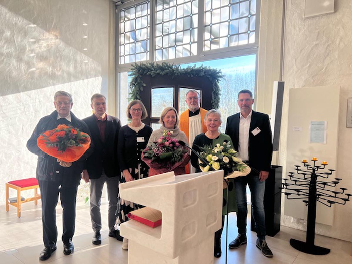 Auf dem Bild (von links) Pater Erich Brischo, Diakon Dr. Hermann Opgen-Rhein und Maria Thiemann, Krankenhausseelsorge, Isabell Schneider, Pfarrdechant Schäfer, Brunhilde Oestermann-Giersch und Mario Bergmann, Pflegedirektion und Standortleitung. Foto: Goldt