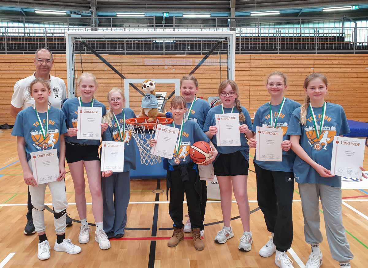 Jeweils drei Einzelsportler/innen und drei Mannschaften, unter anderem die U12-Mädchen der LippeBaskets Werne, stellen sich zur Publikumswahl 