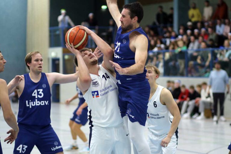 Louis Barkowski setzt sich in dieser Szene kraftvoll unter dem Korb durch und punktet zum 66:48. Foto: Wagner