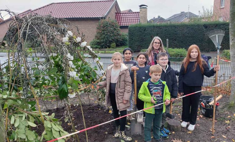 Mit viele Liebe und Durchhaltevermögen errichtete OGS-Fachkraft Cathy Krietemeyer ein Tipi auf dem Hof der Uhlandschule. Foto: Wagner