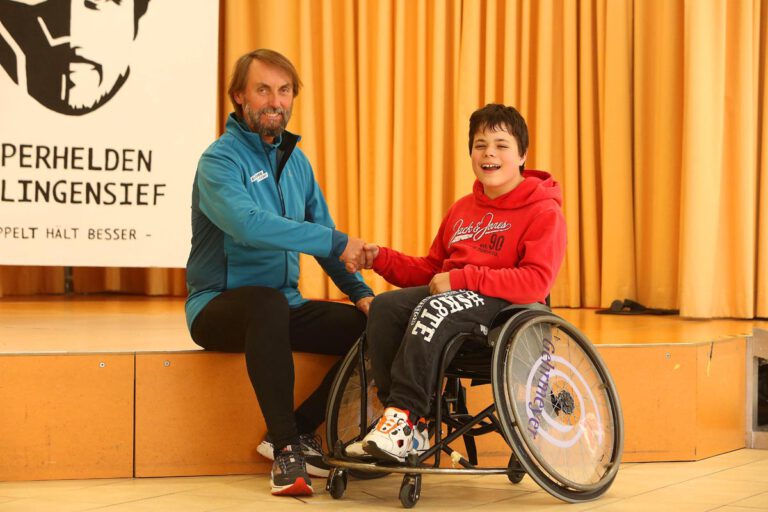Pater Tobias nimmt die nächste Marathon-Herausforderung an, um Sport-Rollstühle für Schulkinder zu finanzieren. Foto: Carsten Walden/Projekt LebensWert