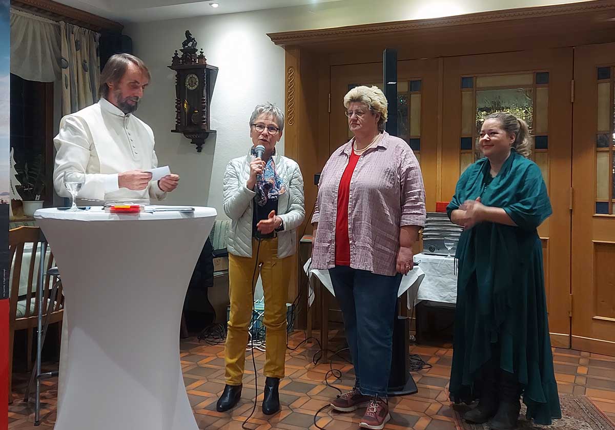 Pater Tobias wurde herzlich von den Landfrauen begrüßt - und konnte eine stattliche Spende für seine Projekte entgegen nehmen. Foto: privat