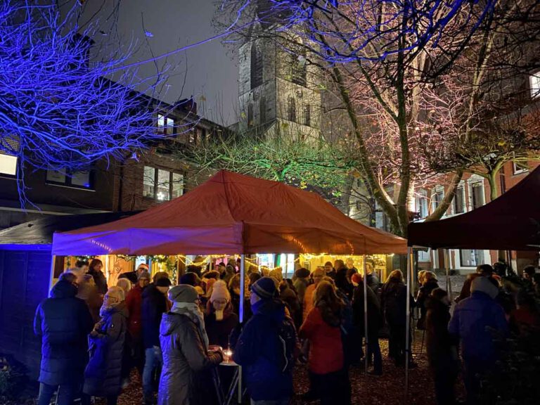 Die heimelige Atmosphäre des vom SPD-Ortsvereins organisierten Winterzaubers lockte zeitweise bis zu 70 Menschen auf den Roggenmarkt. Foto: Schwarze