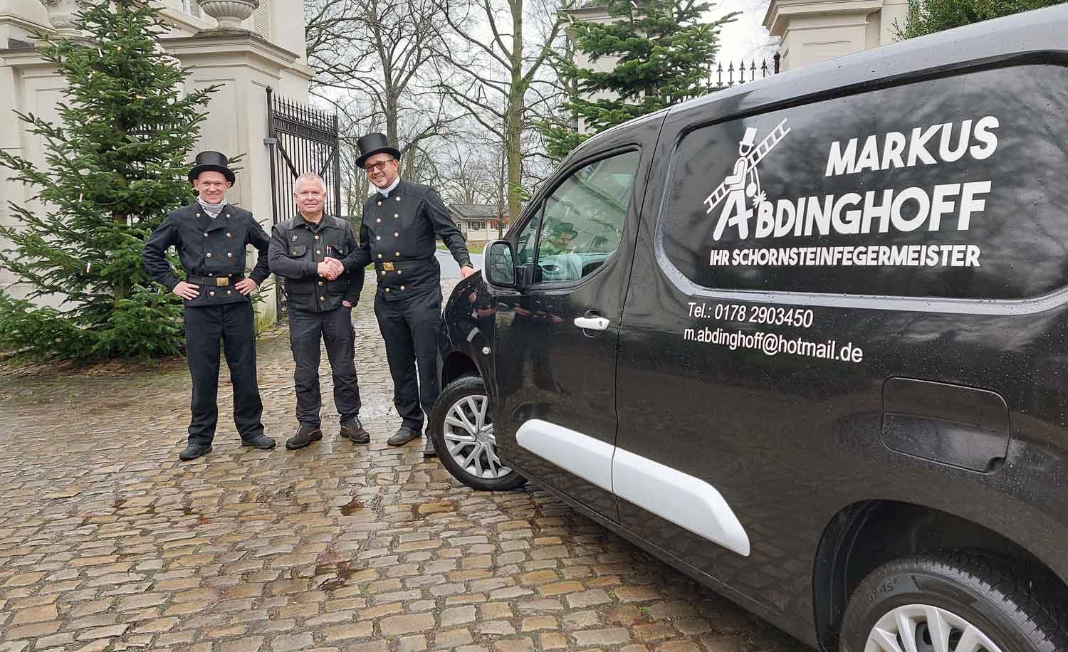 Übergabe als Bezirksschornsteinfeger: Hans-Jürgen Gesting übergibt an Markus Abdinghoff (rechts). Mitarbeiter Julian Wolf (links) bleibt an Bord. Foto: Wagner