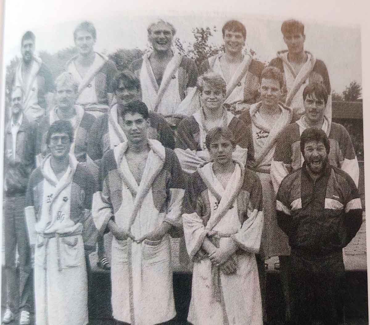 Norbert Siemund (vorne, ganz rechts) prägte beim TV Werne den Wasserballsport. Foto: Chronik TV Werne