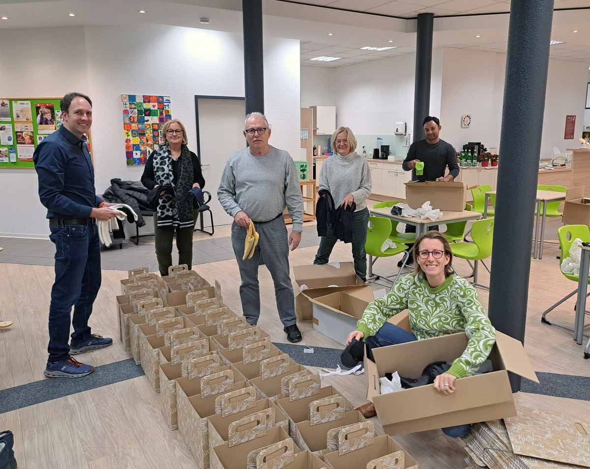 Im Familiennetzt packten Mitglieder des Lions Club Werne in Westfalen die Socken. Foto: privat