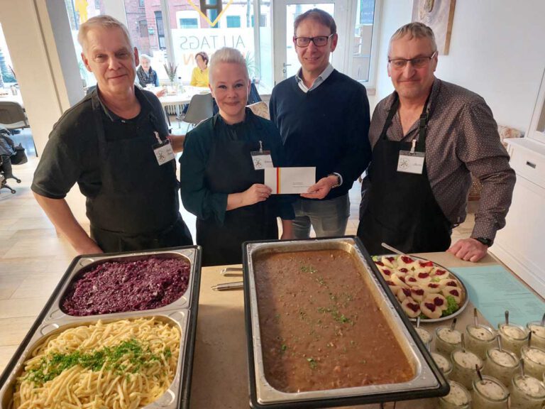 Eröffneten die Suppenküche des Vereins "Alle gemeinsam, keiner einsam": Karl-Heinz Klimecki (von links), Rebecca Gutzat, Bürgermeister Lothar Christ und Martin Pausch. Foto: Wagner