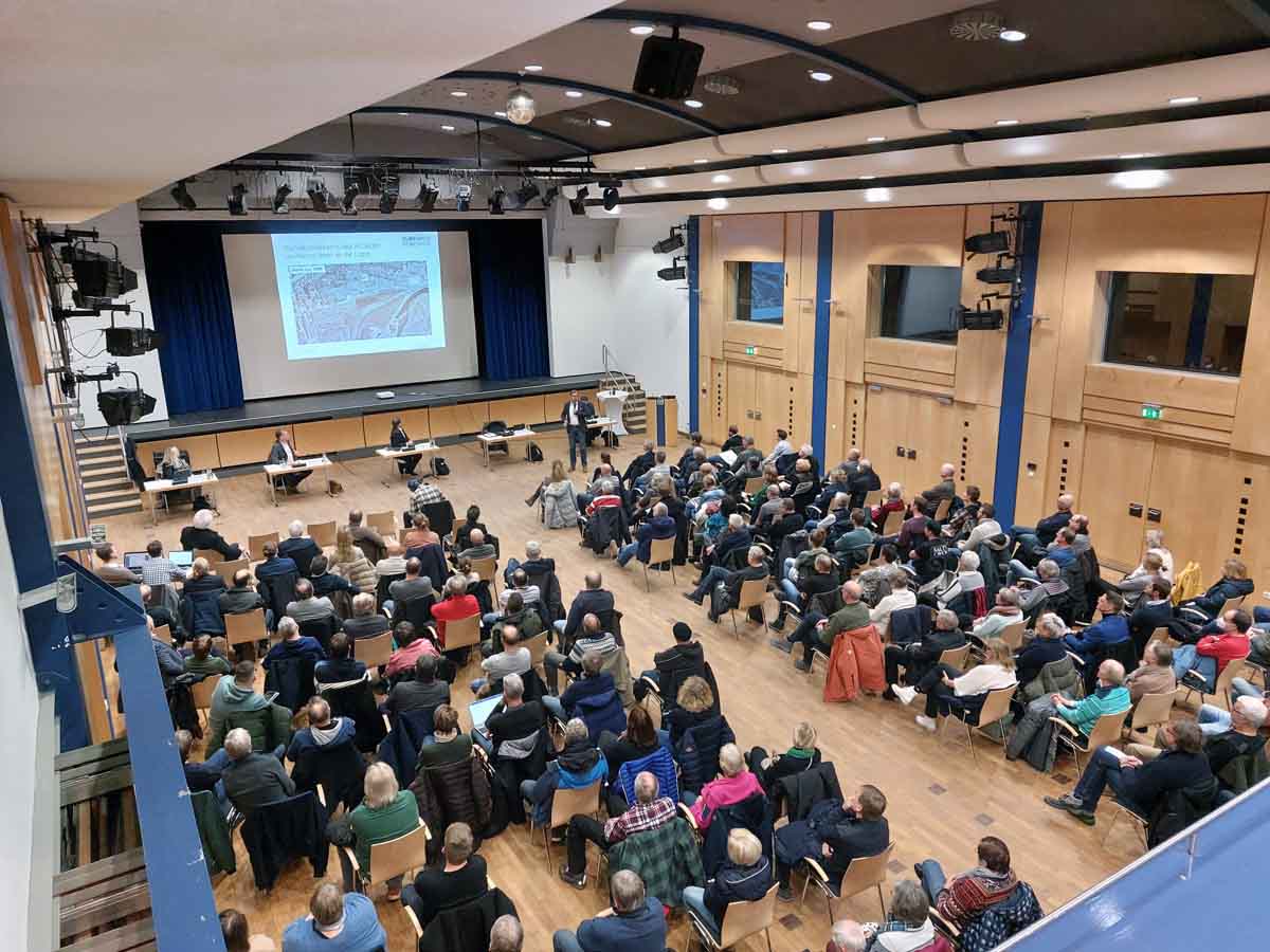 Zahlreiche Bürgerinnen und Bürger informierten sich über das Doppelprojekt SURFWRLD/SCNCWAVE im Kolpingsaal. Foto: Wagner