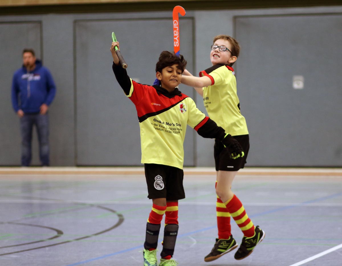 Eli Gill und Marvin Heimam (rechts) bejubeln die zwischenzeitliche 1:0-Führung von Hockey United gegen den Soester HC. Fotos: Wagner