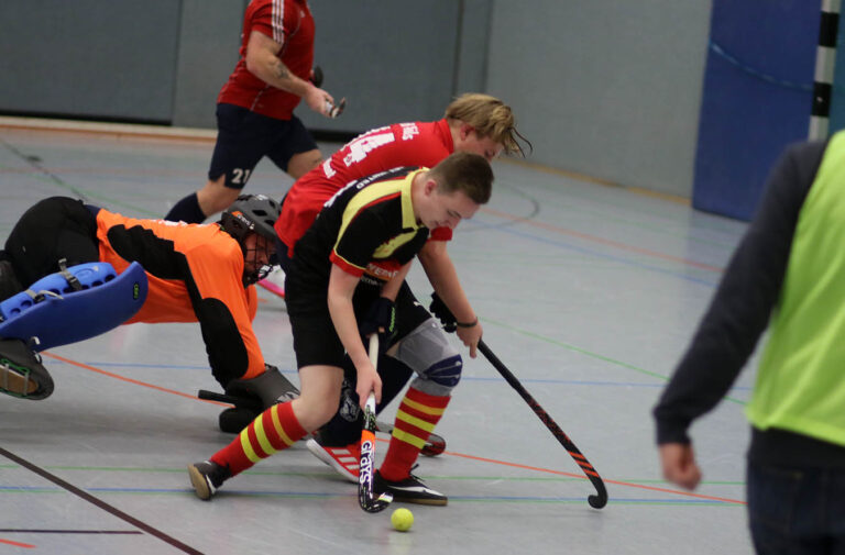 Lukas Moschkau scheitert in dieser Szene zwar, erzielte vorher aber sein Premierentor für die 1. Mannschaft von Hockey United Werne. Fotos: Wagner