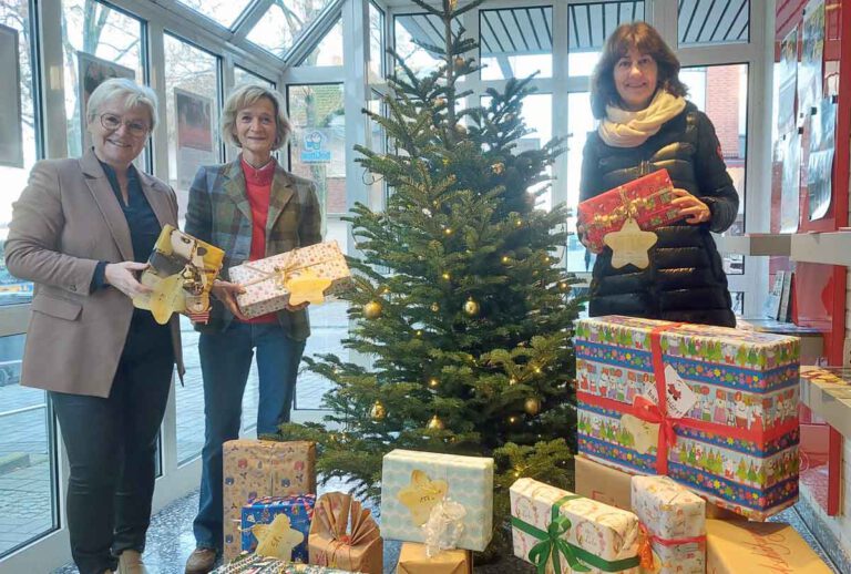 Wollen Kindern auch über Weihnachten hinaus eine Freude bereiten (von links): Ute Waterhues (Caritas), Martina Kuhnen und Jutta Heuer (beide Inner- Wheel-Club). Foto: Wagner