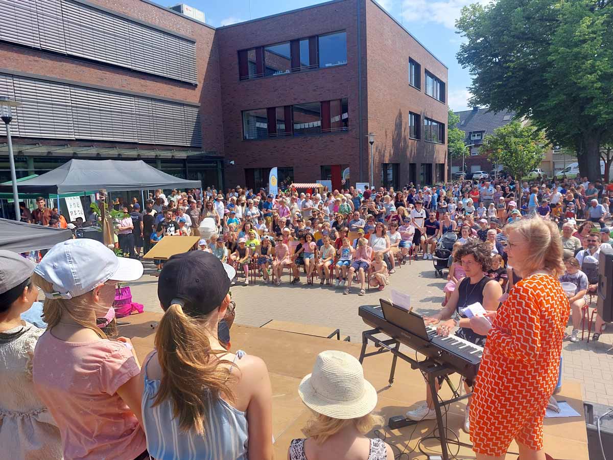Volles Haus an der Wiehagenschule: Die Schulgemeinschaft feierte erstmals ein großes Fest am neuen Standort. Foto: Wagner