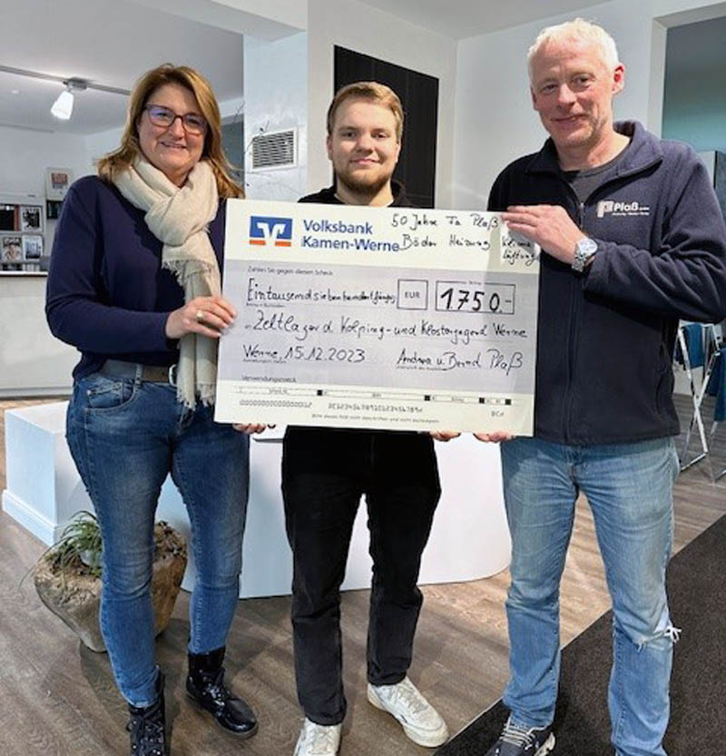 Andrea und Bernd Plaß vom gleichnamigen Unternehmen unterstützen das Zeltlager der Kolping- und Klosterjugend mit einer großzügigen Spende. Foto: privat