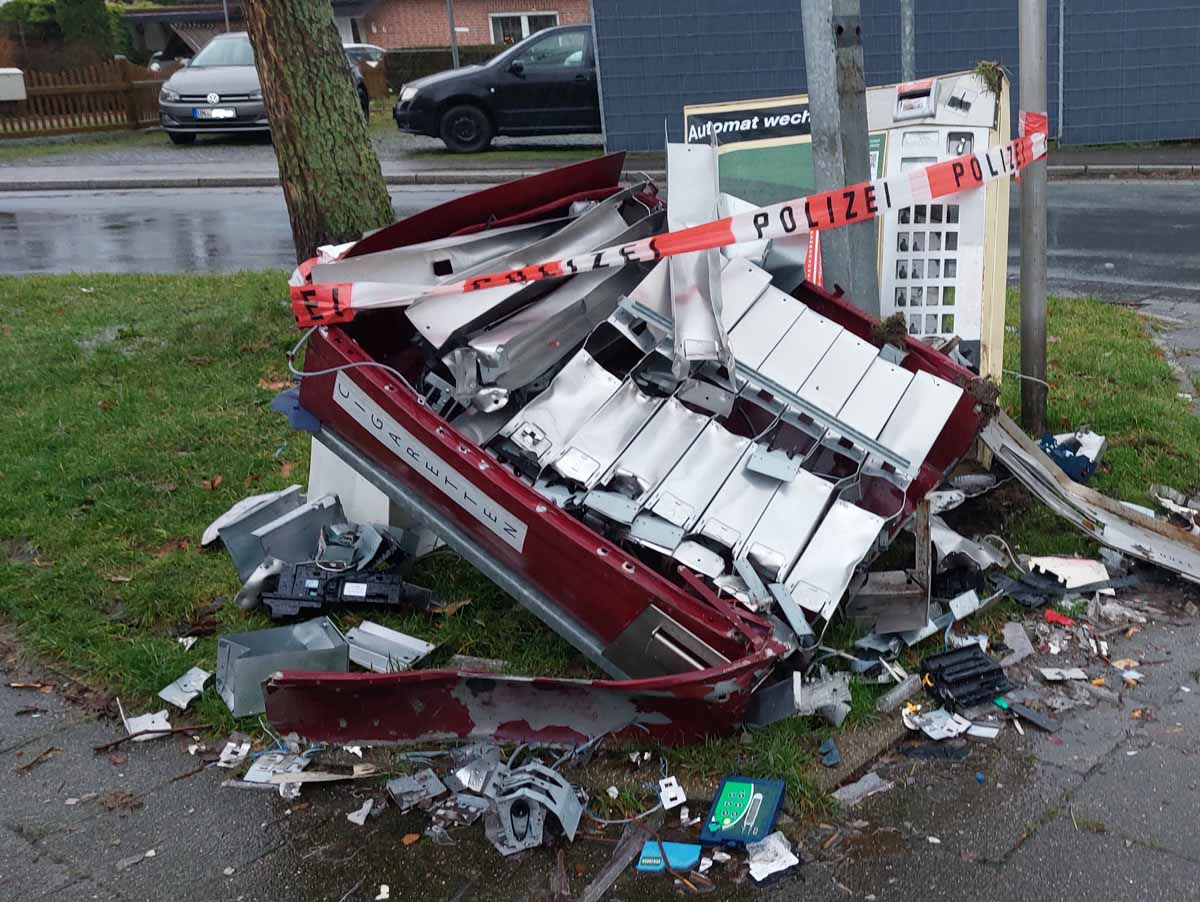 Der Zigarettenautomat wurde bei der Sprengung vollständig zerstört. Der Täter ist flüchtig. Foto: Wagner