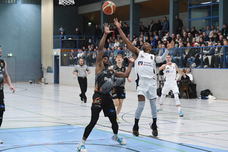 Anthony Hodge (rechts) war bester Scorer der LippeBaskets Werne beim Pokalaus gegen den Erstregionalligisten BBA Hagen. Fotos: MSW