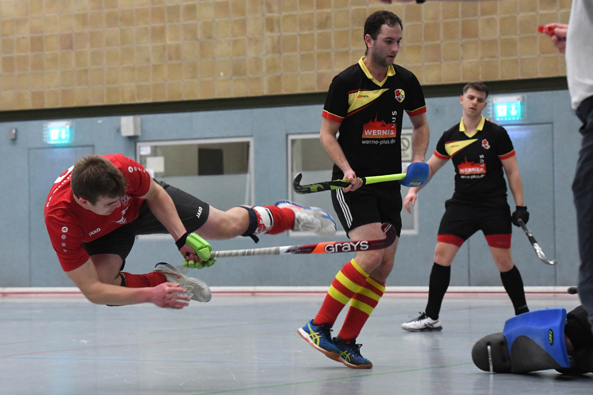 Flugeinlage von Alexander Osterkemper, der im Derby zwei Treffer für den TV Werne erzielte. Foto: MSW