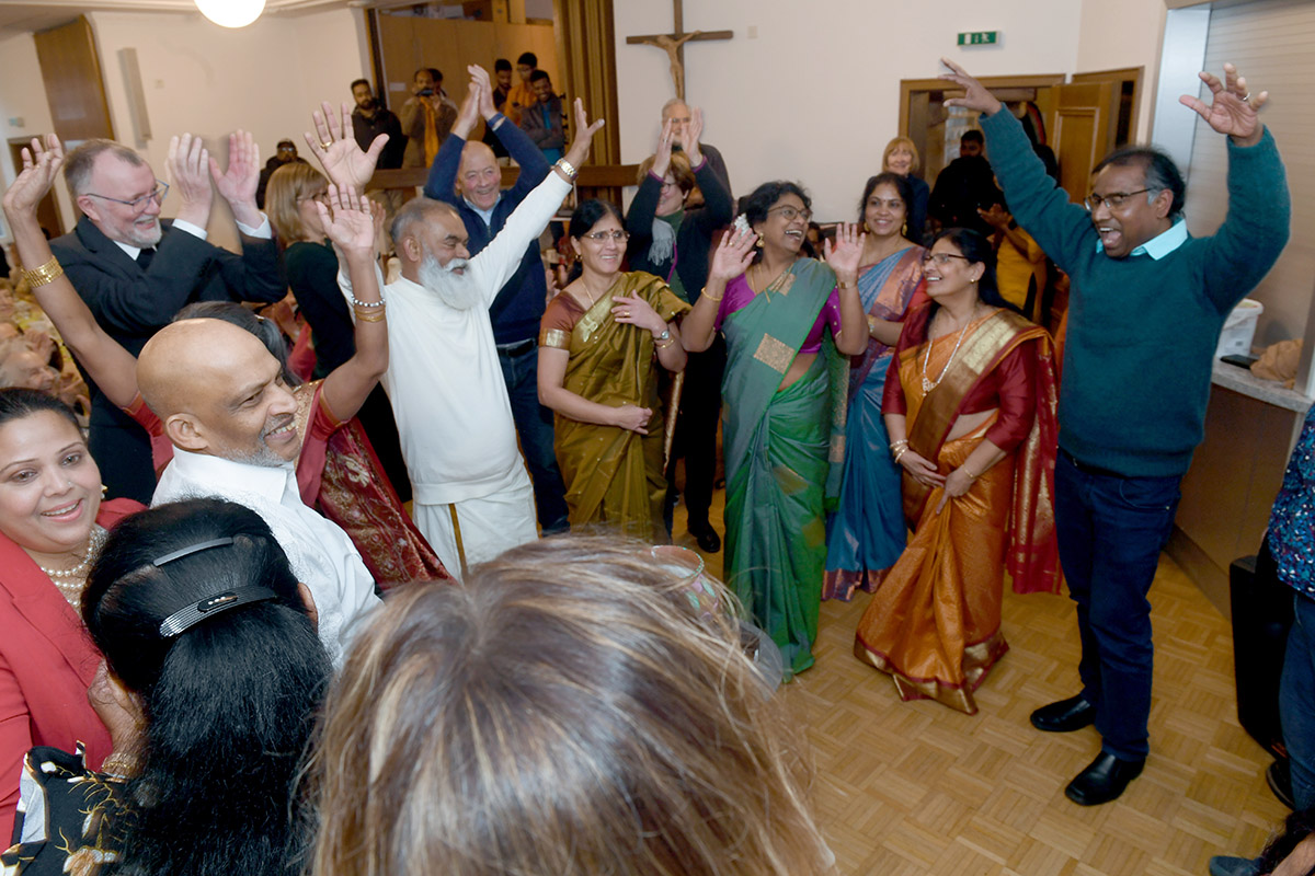 Auf Einladung von Sagayanathan Savarimuthu (r.), aus Indien stammender Pfarrer der Christophorus-Kirchengemeinde, wurde das tamilische Erntedankfest gefeiert. Foto: MSW