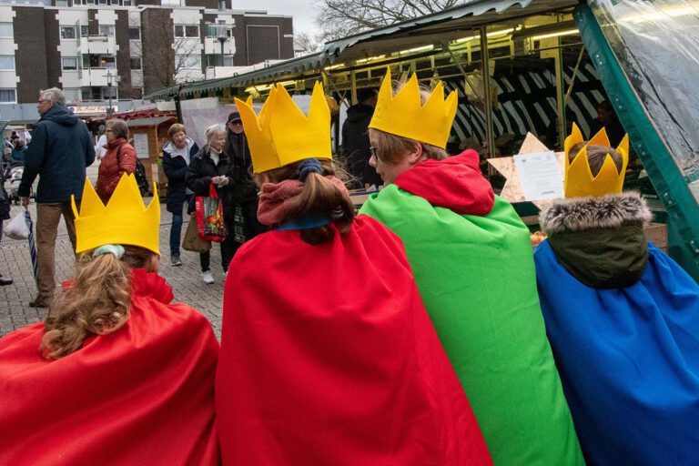 Knapp 452.800 Euro sammelten die kleinen Königinnen und Könige, die im Kreisdekanat Coesfeld unterwegs waren, um den Menschen den Segen zu bringen und Geld für notleidende Kinder zu sammeln. Foto: Bischöfliche Pressestelle/Michaela Kiepe