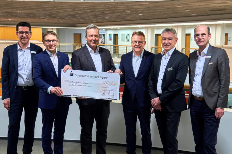 Für gemeinnützige Zwecke in Lünen, Selm und Werne fließen 450.000 Euro in die Stiftungen der Sparkasse an der Lippe. Das Bild zeigt Heiko Rautert (Vorstandsvorsitzender Sparkasse an der Lippe), Lothar Christ (Bürgermeister Werne), Jürgen Kleine-Frauns (Bürgermeister Lünen), Thomas Orlowski (Bürgermeister Selm), Bernd Wieck (Geschäftsführer Stiftungen Lünen/Selm), Martin Abdinghoff (Vorstand Sparkasse an der Lippe). Foto: Sparkasse