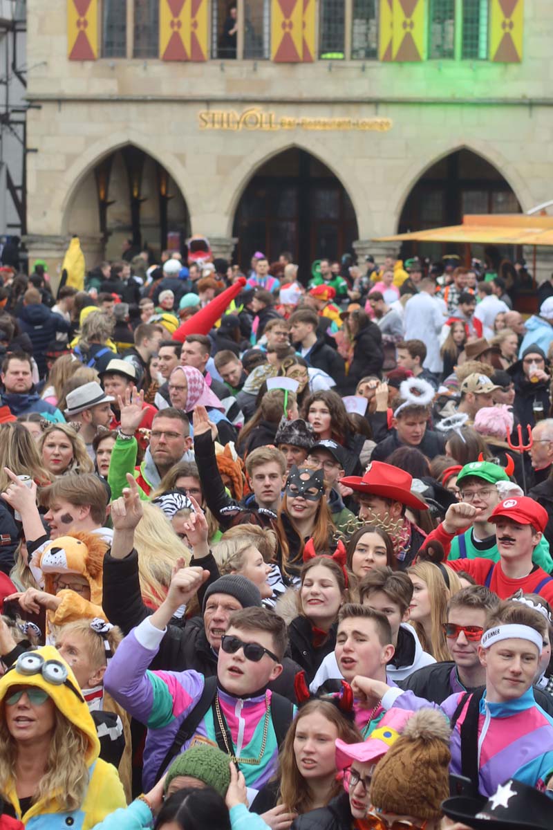 Auf dem Marktplatz gilt am Rosenmontag natürlich ebenfalls das Glasverbot. Archivfoto: Isabel Schütte