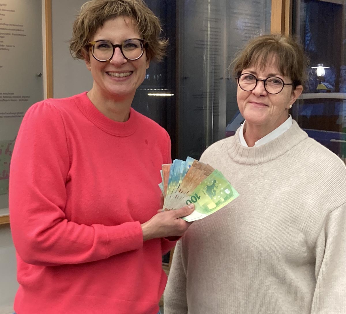 Sibylle Arlinghaus (rechts) überreichte die Spende an Hannah Iserloh von der Kinderklinik Datteln. Fotos: privat