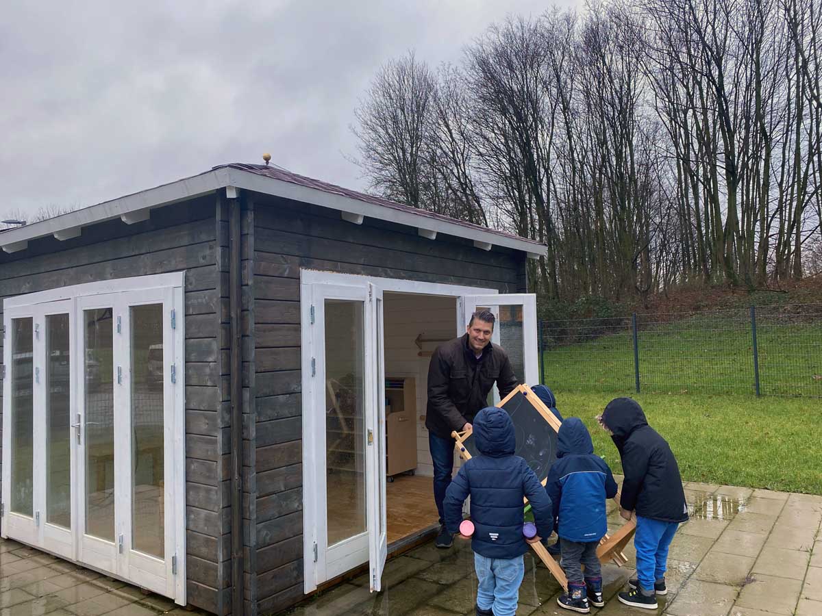 Gemeinsam mit den Kita-Kindern richteten die Mitarbeitenden das neue Atelier ein. Foto: privat