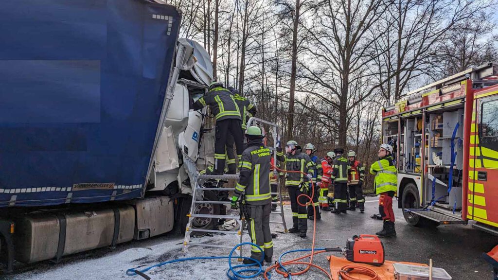 Ein schwerer Lkw-Unfall ereignete sich am Montag (15.01.2024) auf der Nordlippestraße. Fotos: FFW