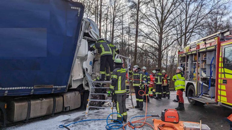 Ein schwerer Lkw-Unfall ereignete sich am Montag (15.01.2024) auf der Nordlippestraße. Fotos: FFW