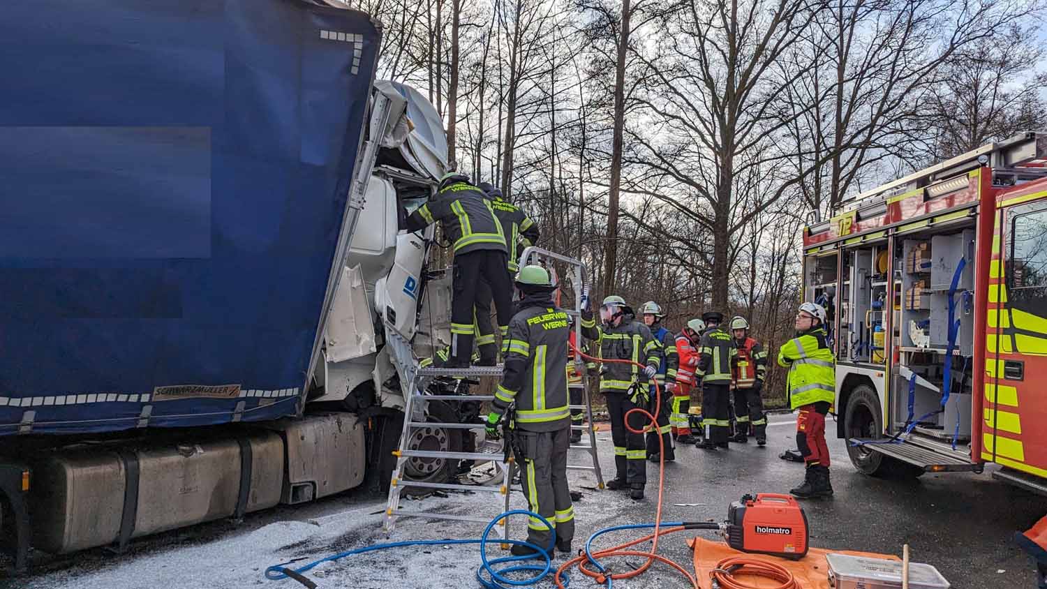 Ein schwerer Lkw-Unfall ereignete sich am Montag (15.01.2024) auf der Nordlippestraße. Fotos: FFW