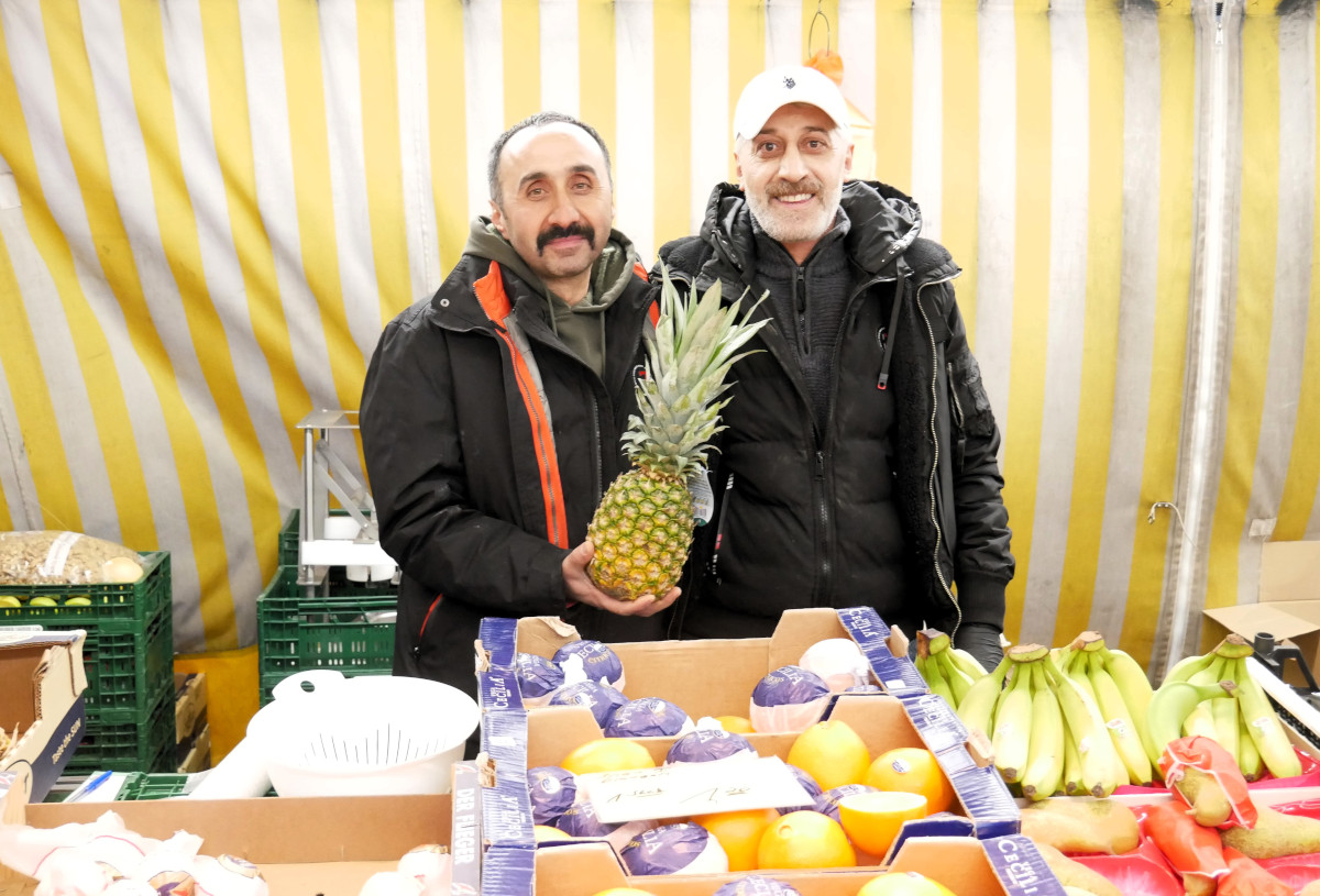Markthändler Bayram Balci und sein Geschäftspartner Nuri Gültekin (v.l.) sind ab sofort mit Obst und Gemüse für die Kunden da. Fotos: Gaby Brüggemann