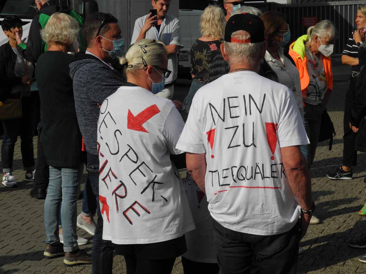Die Vorwürfe gegen Firmeninhaber Marko Mecke und zwei Mitarbeiter werden vor dem Amtsgericht Lünen nun anders verhandelt als ursprünglich geplant. Das Foto zeigt die Proteste kurz nach dem Bekanntwerden der Vorkommnisse in einer Viehsammelstelle in Werne - aufgedeckt von der 