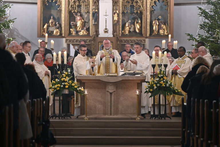 Unter großer Beteiligung feierte Pfarrdechant Jürgen Schäfer in der Kirche St. Marien Lünen das Festhochamt. Foto: MSW