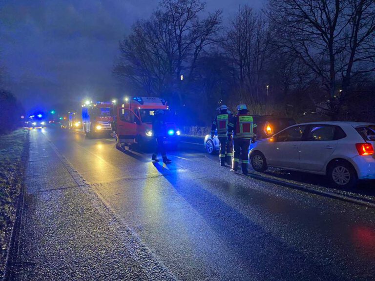 Drei Pkw waren in dem Auffahrunfall an der Nordlippestraße verwickelt. Foto: FFW