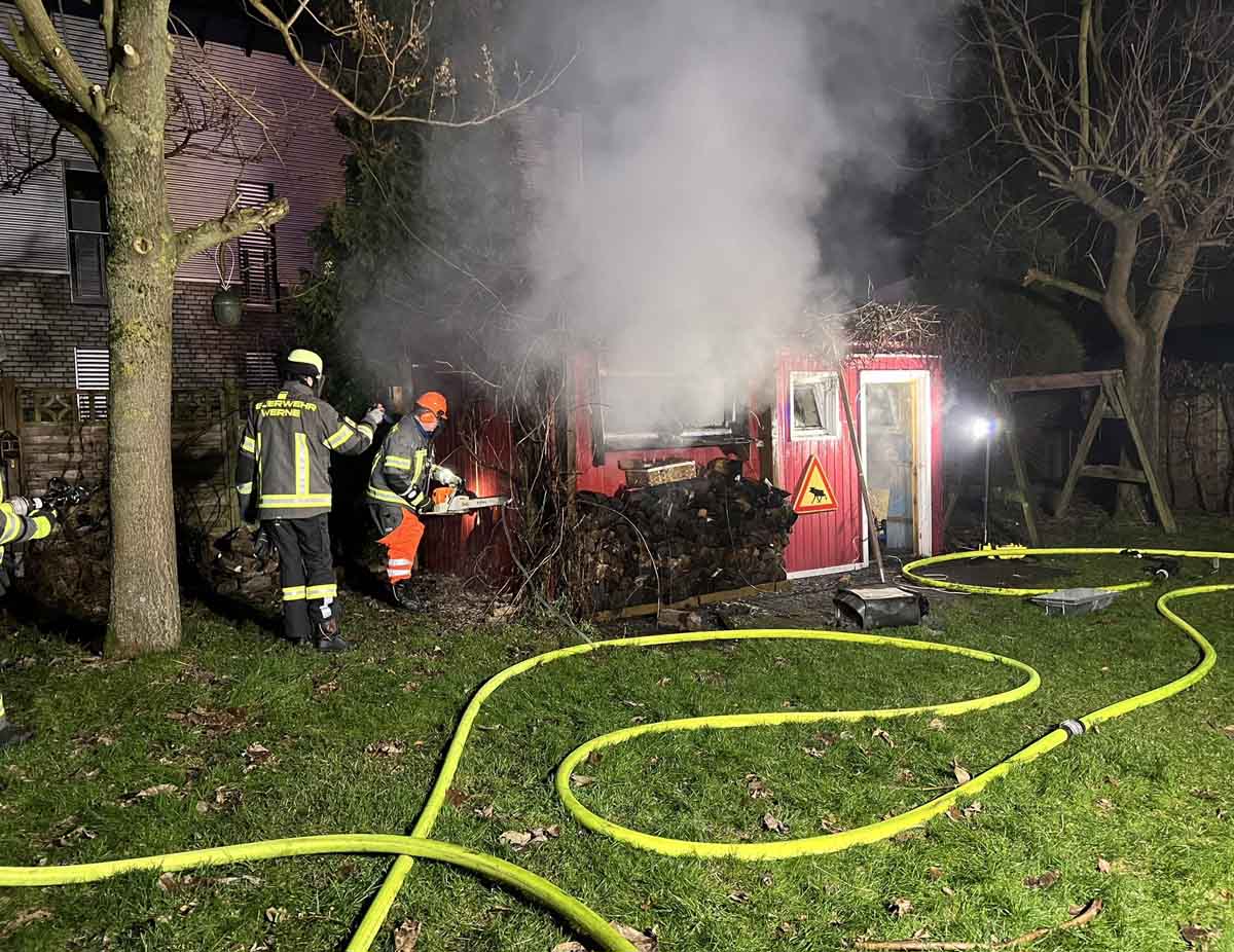 Eine Sauna brannte in der vergangenen Nacht an der Goerdelerstraße in Werne. Fotos: FFW
