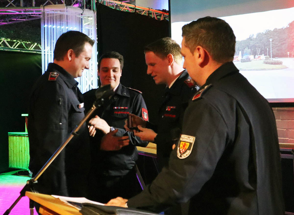 Über eine besondere Ehrung durfte sich der Stadtjugendfeuerwehrwart Björn Spatzier freuen. Für seine geleistete Arbeit in den vergangenen Jahren um die Förderung der Jugendarbeit der Jugendfeuerwehr Werne wurde ihm das Ehrenzeichen der Jugendfeuerwehr Nordrhein-Westfalen in Silber verliehen. Fotos: FFW