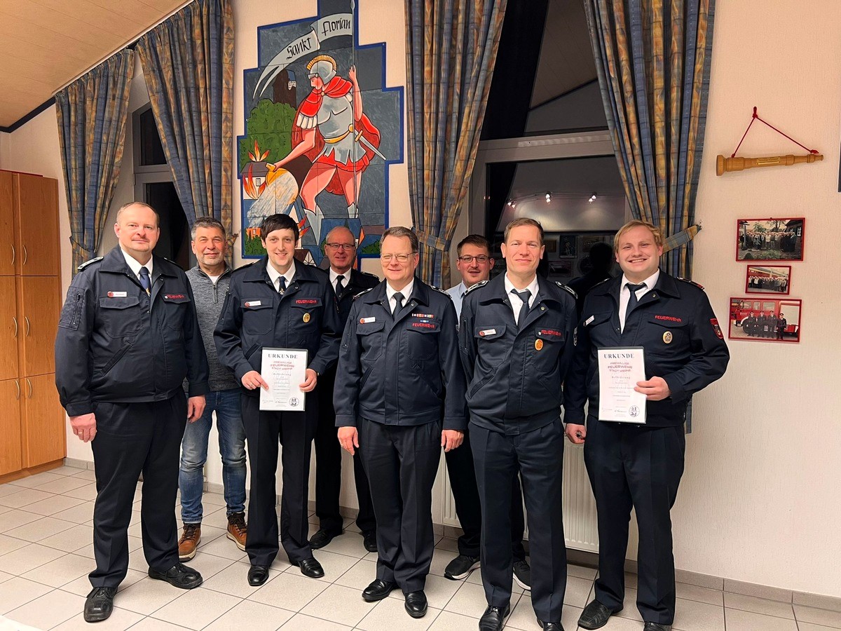 Über die Beförderungen und Ehrungen in der Löschgruppe Holthausen freute sich der Werner Feuerwehr-Chef Thomas Temmann (Mitte). Foto: FFW