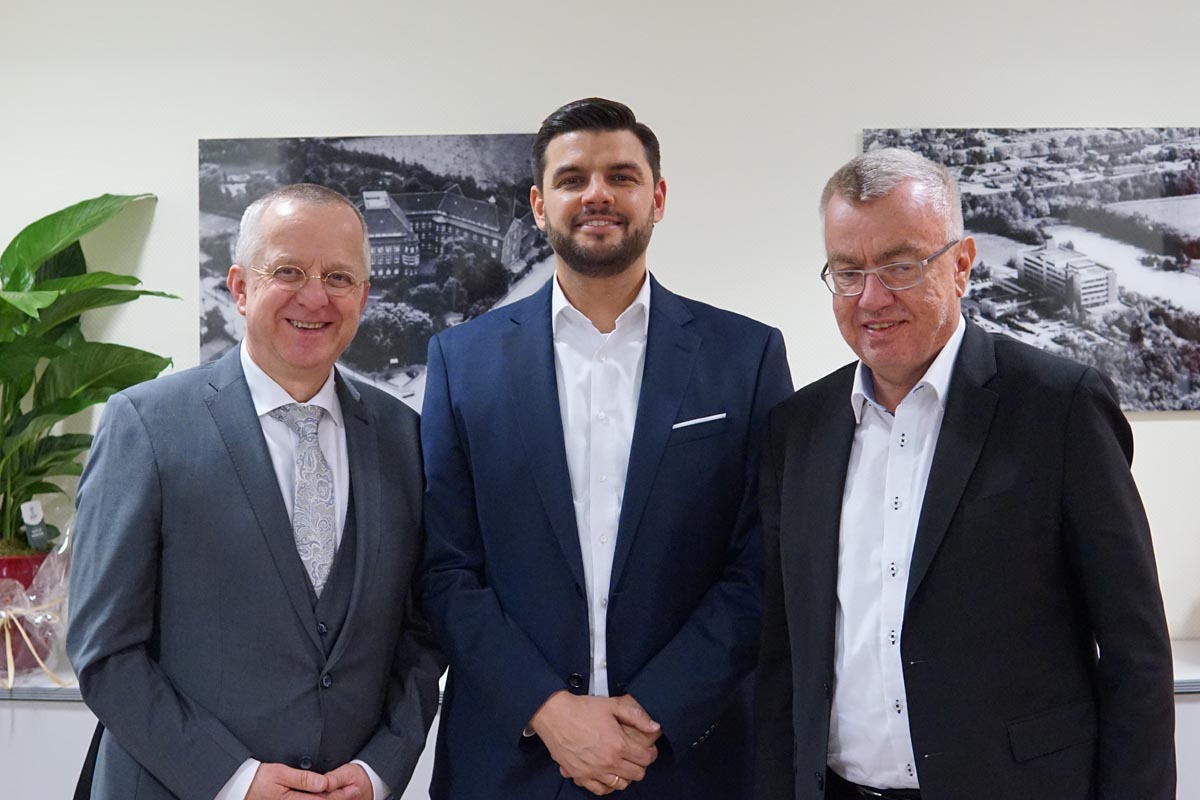Der Ärztliche Direktor Dr. Franz-Josef Hegge (links), Chefarzt der Klinik für Kardiologie, Angiologie und Intensivtherapie, und Clemens Galuschka /rechts), Geschäftsführer der Kath. St. Paulus Gesellschaft, gratulierten Dr. Mario Wachowiak. Foto: KLW St. Paulus GmbH