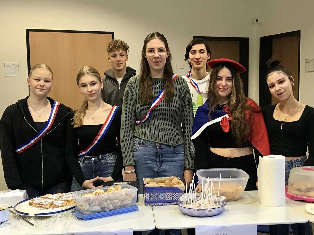 Schülerinnen und Schüler der Stufe 10 verkauften während der deutsch-französischen Woche Gebäck. Fotos: privat