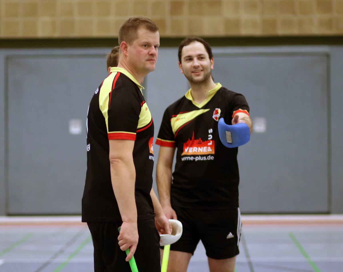 Hendrik Linnemann (links) und Julian Schrade holten mit Hockey United ein Unentschieden gegen die Bielefelder TG. Foto: Wagner