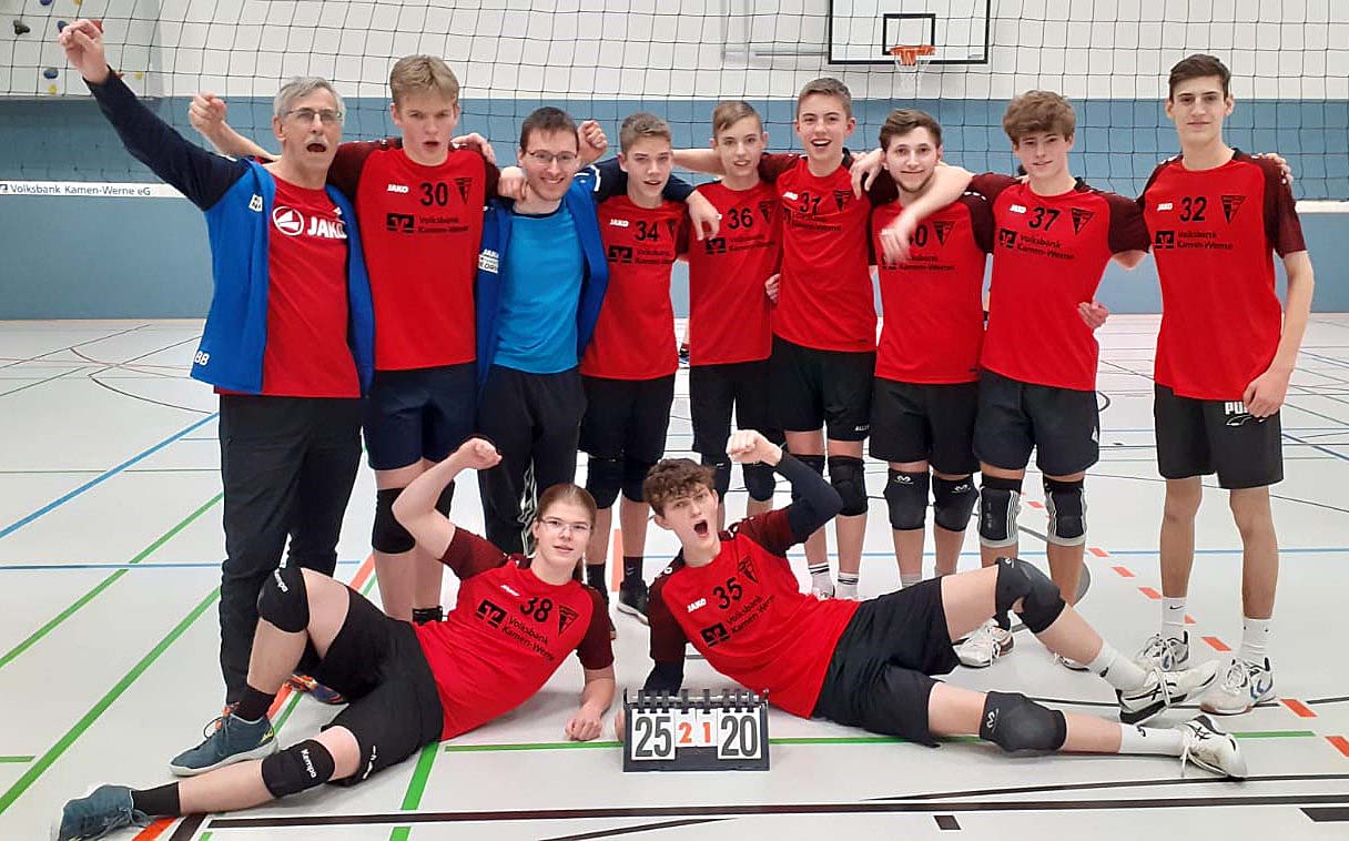 Den zweiten Sieg feierte der Werner SC II mit (v.l.) Bronek Bakiewicz, Felix Kappenberg, Christian Hoppe, Paul Volke, Benedikt Fetting, Till Herde, Lukas Schintag, Jona Vomhof, Julian Walter sowie (vorne v.l.) Jakob Reher, Justus Krass. Foto: Kollhoff 