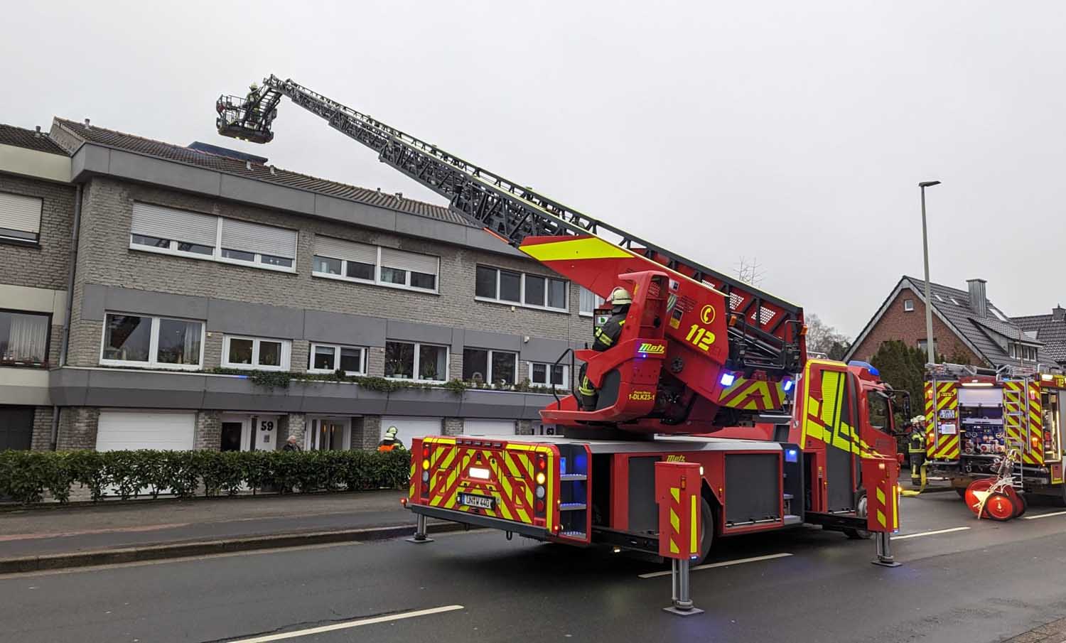 Ein Kaminbrand an der Penningrode rief die Feuerwehr Werne am Sonntagnachmittag auf den Plan. Fotos: FFW