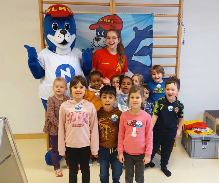 Mit einem interaktiven Programm begeisterten die DLRG-Angehörigen Monia und Klaus Kerkmann die Kinder der Kita St. Johannes. Fotos: Wagner