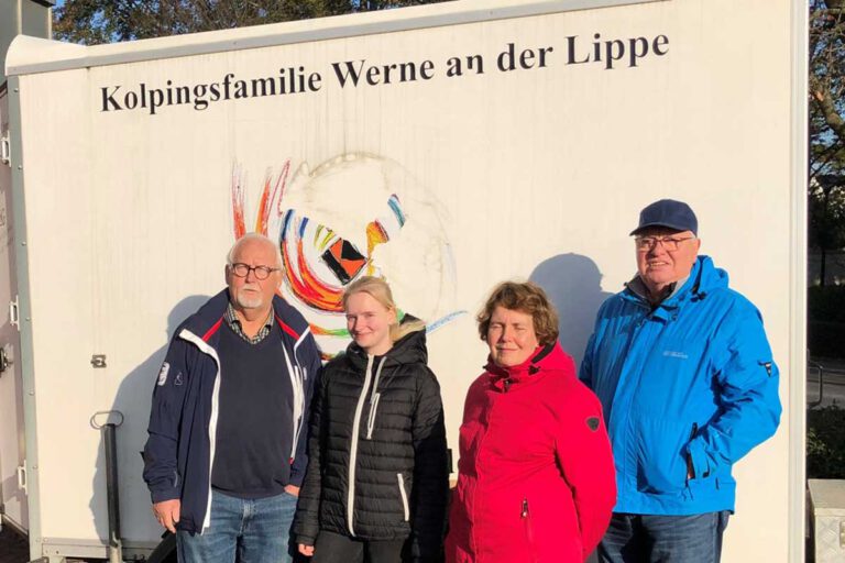 Kolpingmitglieder nehmen am Samstag (6. Januar 2024) von 9 bis 12 Uhr am Kolpinggarten an der Wienbrede gebrauchte Kleidung, Schuhe, Handys, Brillen und Briefmarken an. Foto: Benno Jäger