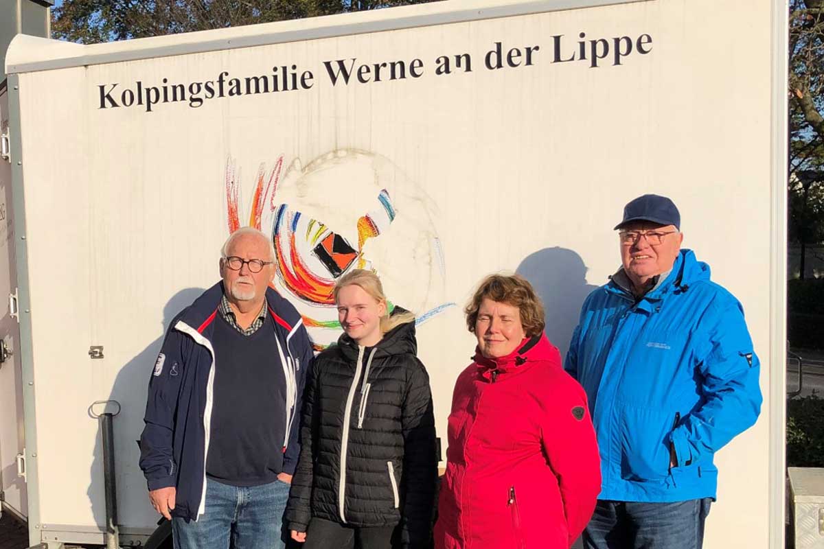 Kolpingmitglieder nehmen am Samstag (6. Januar 2024) von 9 bis 12 Uhr am Kolpinggarten an der Wienbrede gebrauchte Kleidung, Schuhe, Handys, Brillen und Briefmarken an. Foto: Benno Jäger