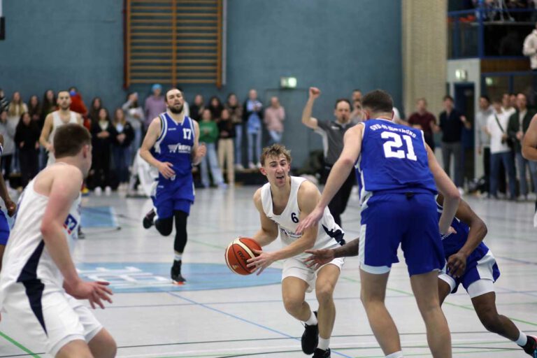 Nico Funk entschied den Basketball-Krimi mit einem Drei-Punkte-Wurf in der Verlängerung. Fotos: Timo Wagner