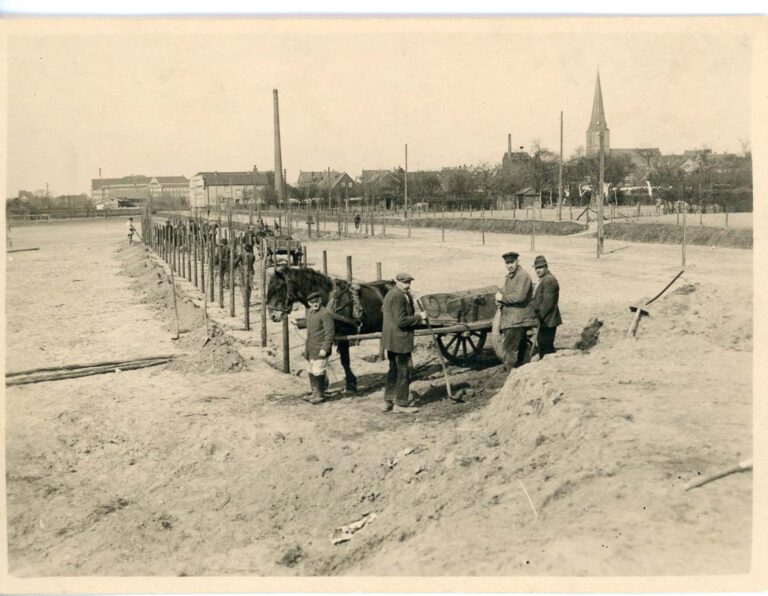 Erd- und Pflanzarbeiten Am Hagen; Bild: Fotoarchiv Stadt Werne; Inventarnummer MWF00128