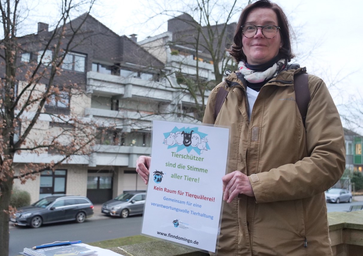 Theresia Egle demonstrierte vor dem Amtsgericht Lünen für eine verantwortungsvolle Tierhaltung. Sie ist stellvertretende Vorstandsvorsitzende des Vereins „FinnDomingo“, der Bildungsprojekte zum Tierwohl in Deutschland und Chile organisiert. Foto: Schwarze