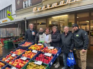 Spendenübergabe mit (von links) Clemens Overmann, Kai Schäper, Monika Wortmann, Margret Hartkopf (Ambulanter Kinderhospiz Lünen), Peter Schlobach und Nusret Berisa. Foto: privat