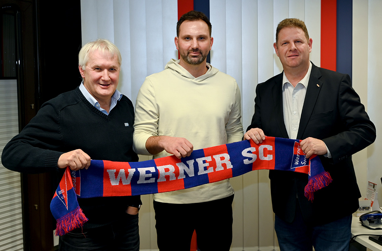 Sven Pahnreck (Mitte) übernimmt den Trainerposten beim Werner SC. Fußball-Vorsitzender Thomas Overmann (l.) und sein designierter Nachfolger Dirk Abdinghoff stellten den neuen Trainer vor. Foto: MSW