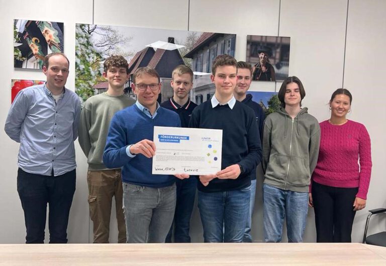 Die Vertreter/innen der neuen GSC-Schülerfirma überzeugten Bürgermeister Lothar Christ von ihrer Geschäftsidee. Foto: privat